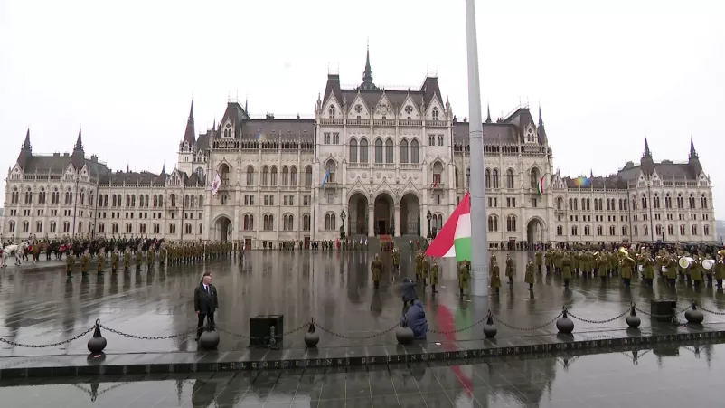 Felvonták Magyarország lobogóját a Kossuth téren