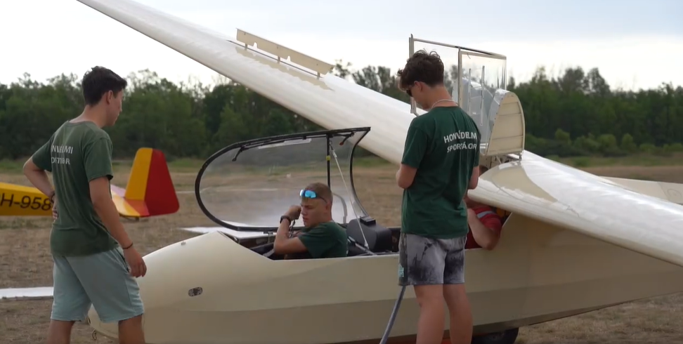 Tizenhét múlt, de már repül