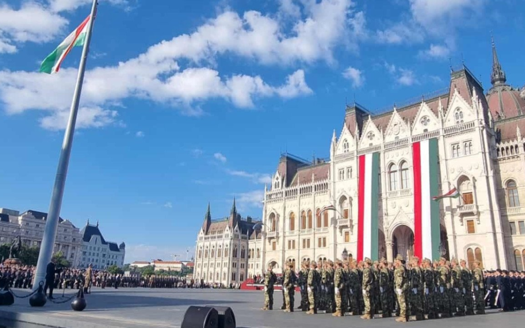 Felvonták a nemzeti lobogót az Országház előtt