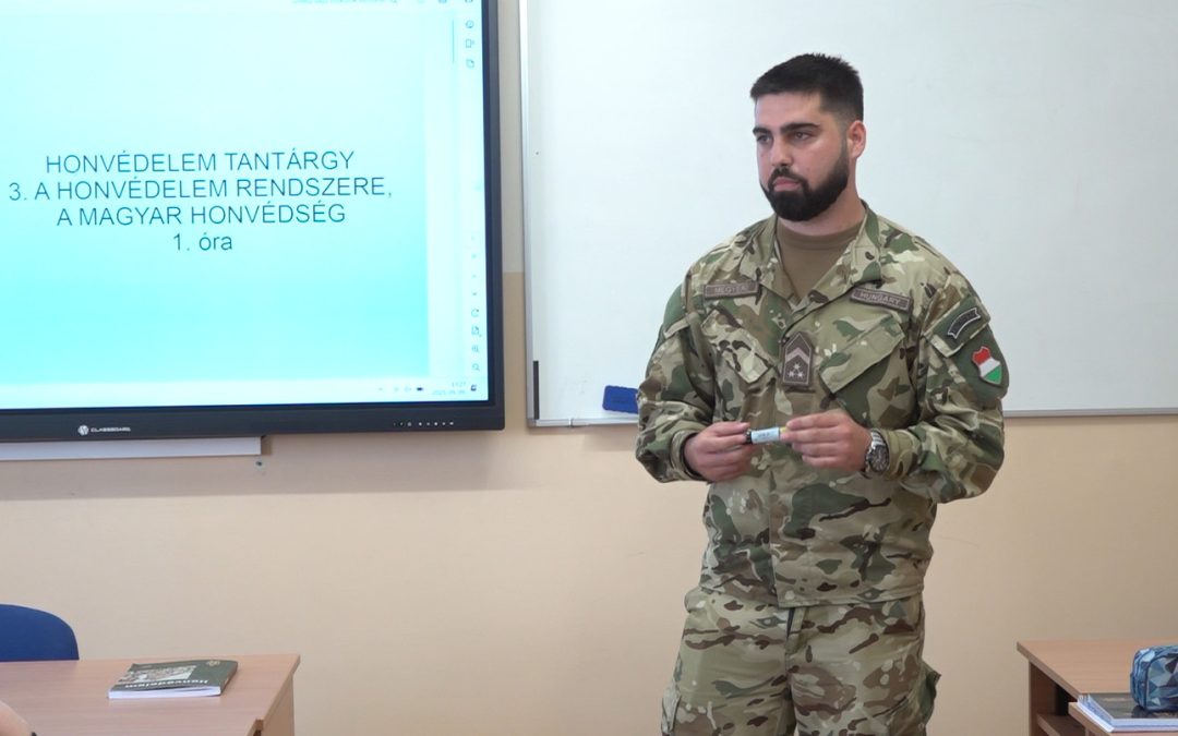 Tanórán tanulnak a katonai életpályáról és a honvédelem rendszeréről a diákok
