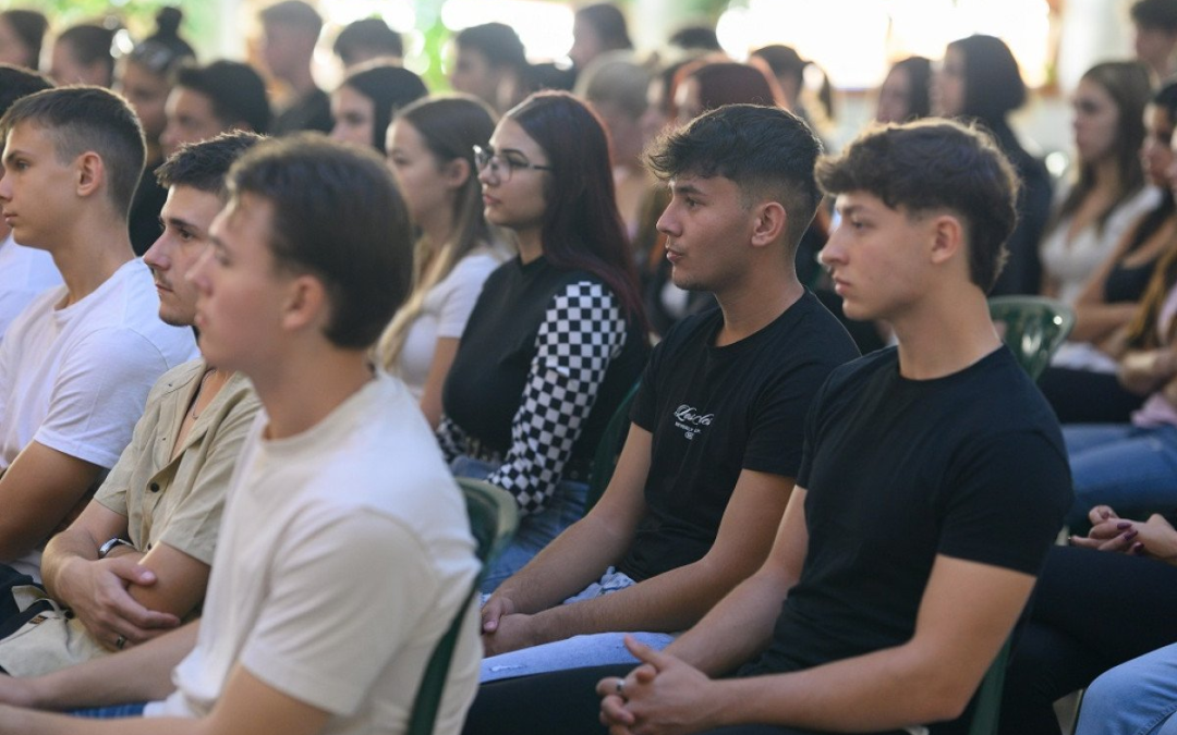 „Aki az oktatásba fektet, az a jövőbe fektet”