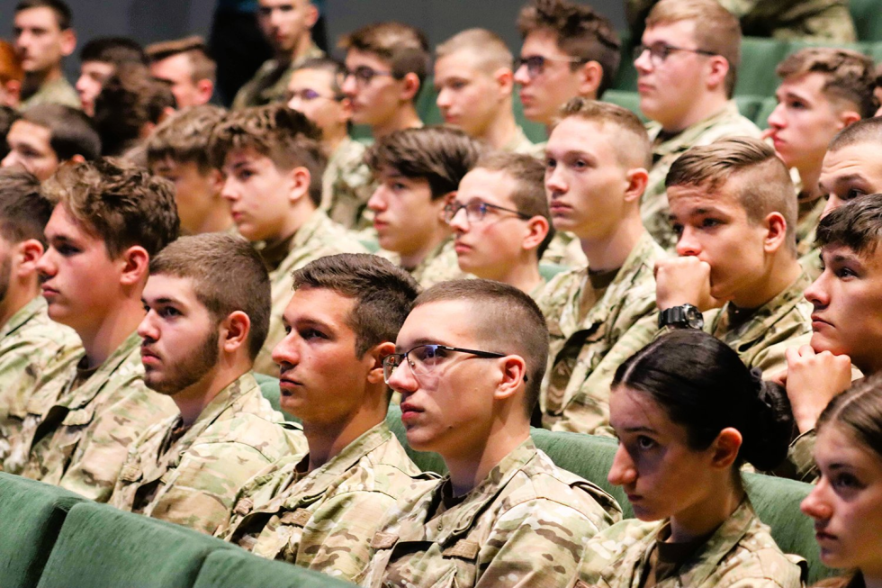 Ennyi ösztöndíjat kaphattok, ha honvéd kadét képzésben tanultok – mutatjuk, mikor utalják