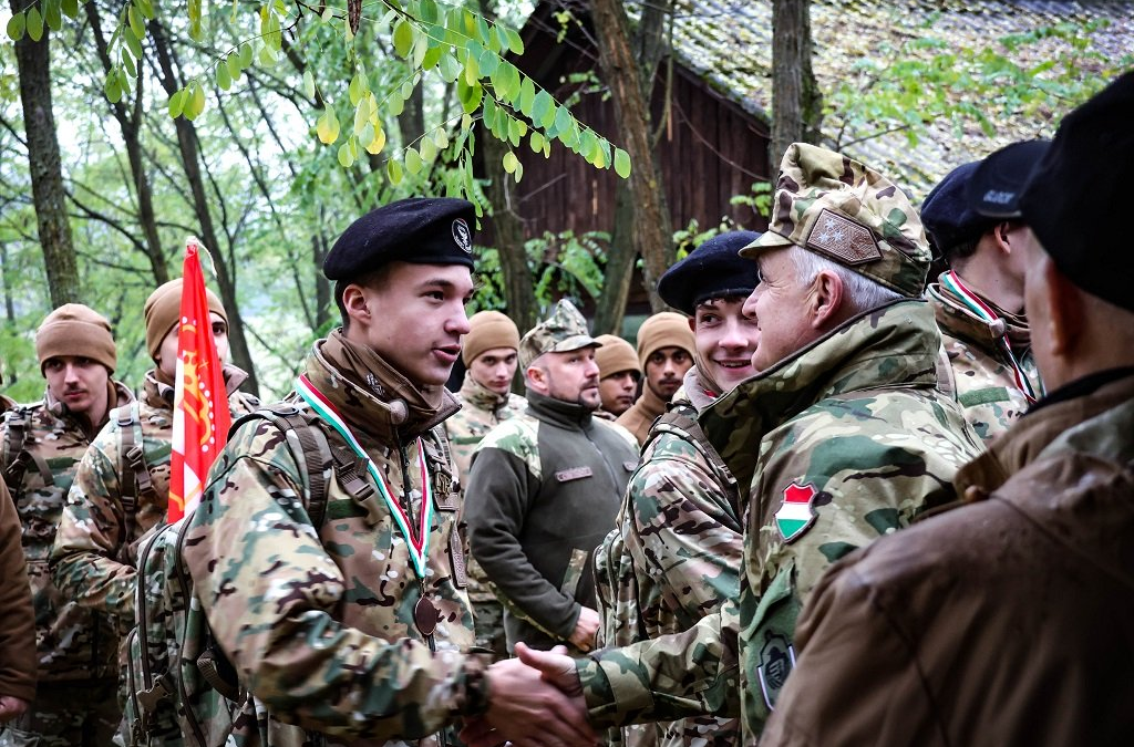 Hagyományőrzés és bajtársi szellem a fiatalok között