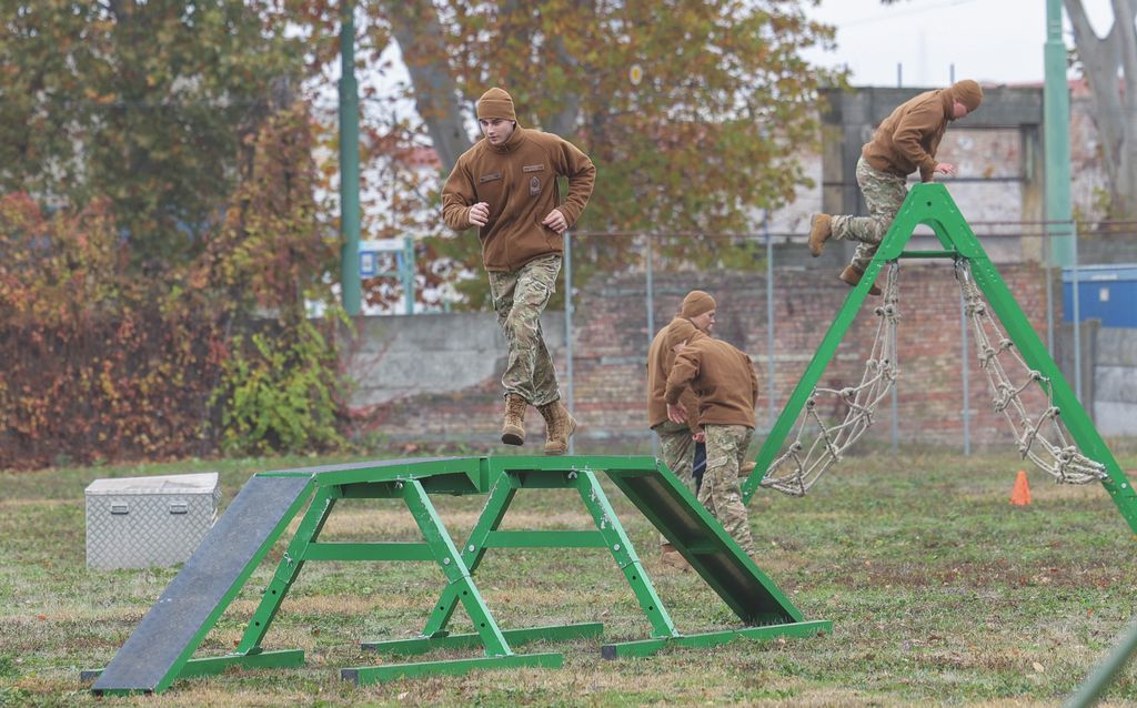 Kúsztak, lőttek, újraélesztettek: így küzdöttek a diákok a szegedi haditornán