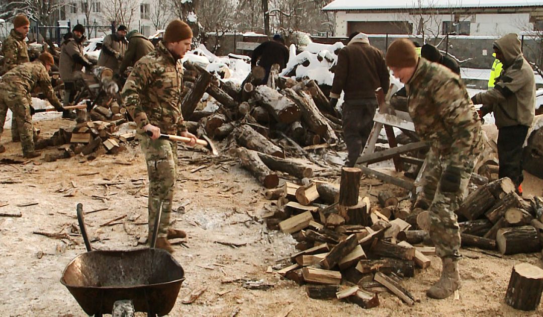 Kadétok vágták a tűzifát